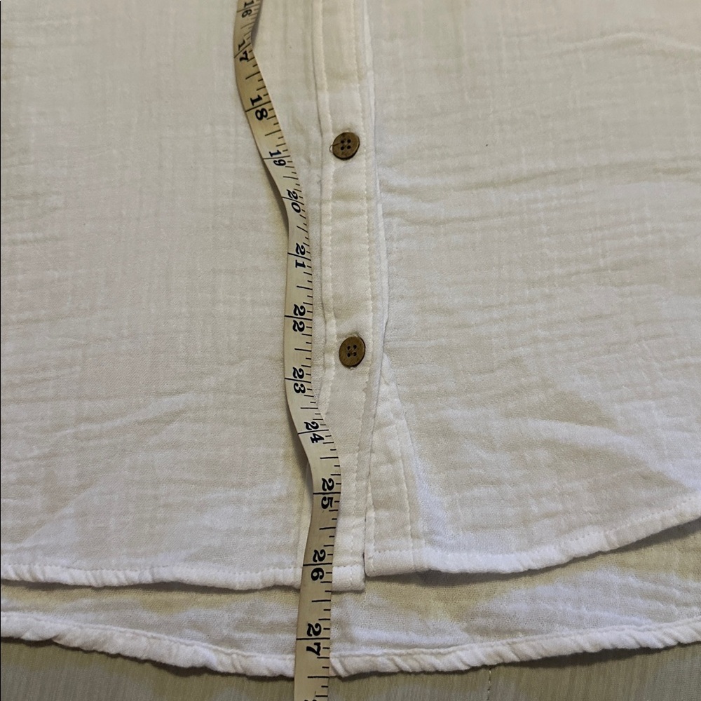 beachlunchlounge White Button-Down Women's Shirt - Picture 8 of 9